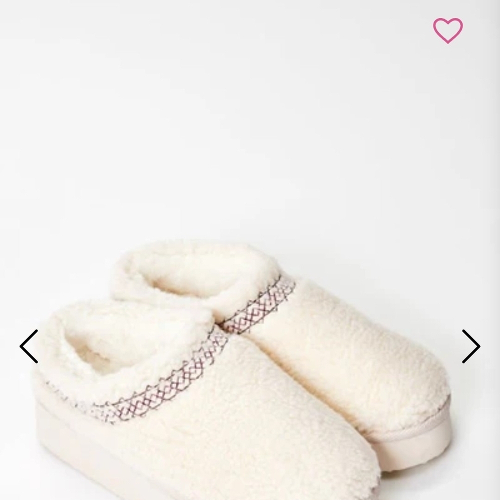 Shoe Dazzle Cozy Cream Fuzzy Slippers - Picture 4 of 5